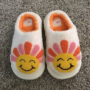 ☀️Smiley Face Sun Girl’s Sherpa Slippers size 12-1